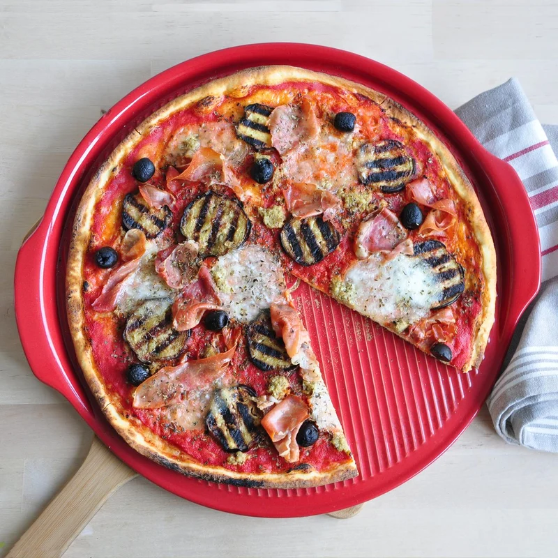 Base de Piedra Con Ranuras Para Pizza 37 Cm Rojo Emile Henry