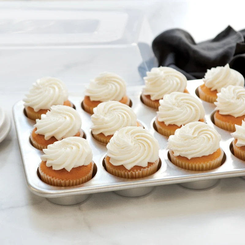 Molde Naturals 12 Cavity Muffin Pan with High-Domed Lid Nordic Ware